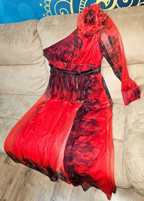 Rochie eleganta lunga, crapatura pe picior, negru cu rosu