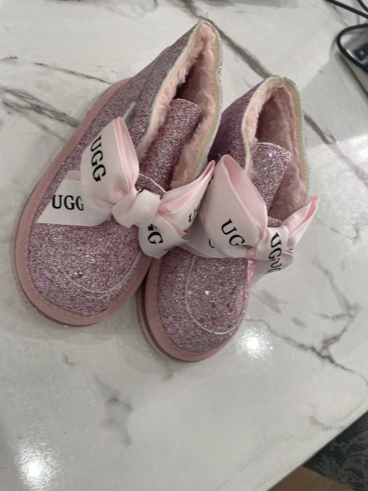 Продам детские угги новые!