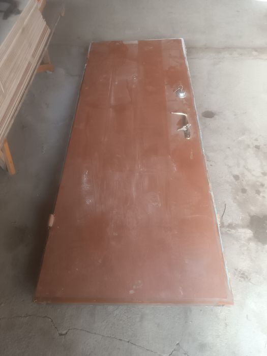 Мощная бронированная наружная дверь.