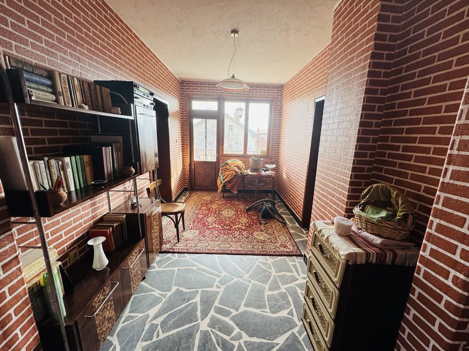 Продава се двуетажна къща в с. Ясеново