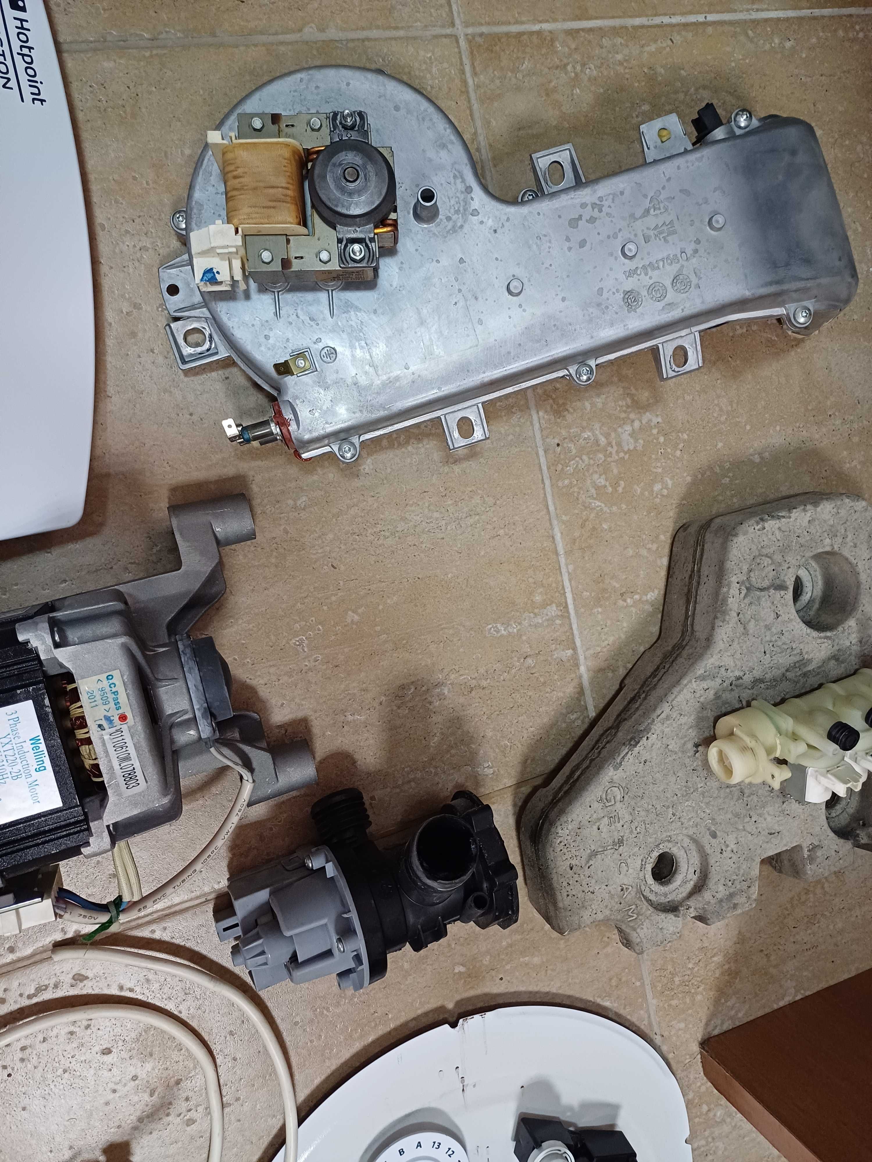 Пералня със сушилня за вграждане Hotpoint Ariston CAWD 129 на части