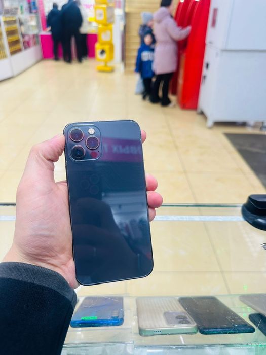 Продам телефон айфон