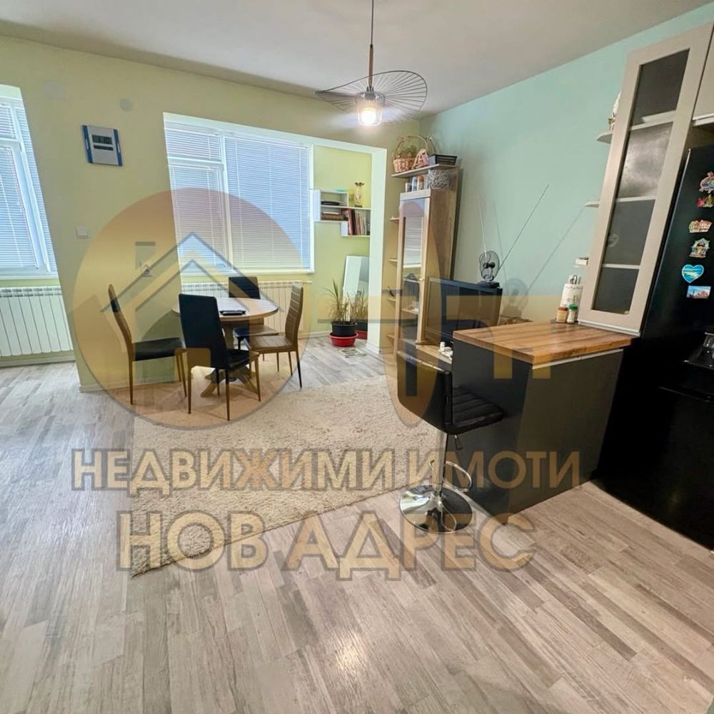 Тухлен Етаж от Къща Кв. Вароша , Газифициран , Ремонтиран