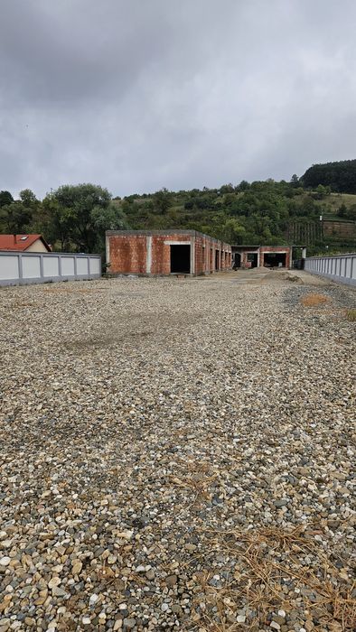 Vănd teren în suprafață de 2400 metri pătrați
