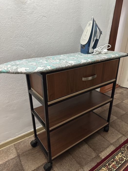 Срочно продам  гладильную доску с полками и ящиком