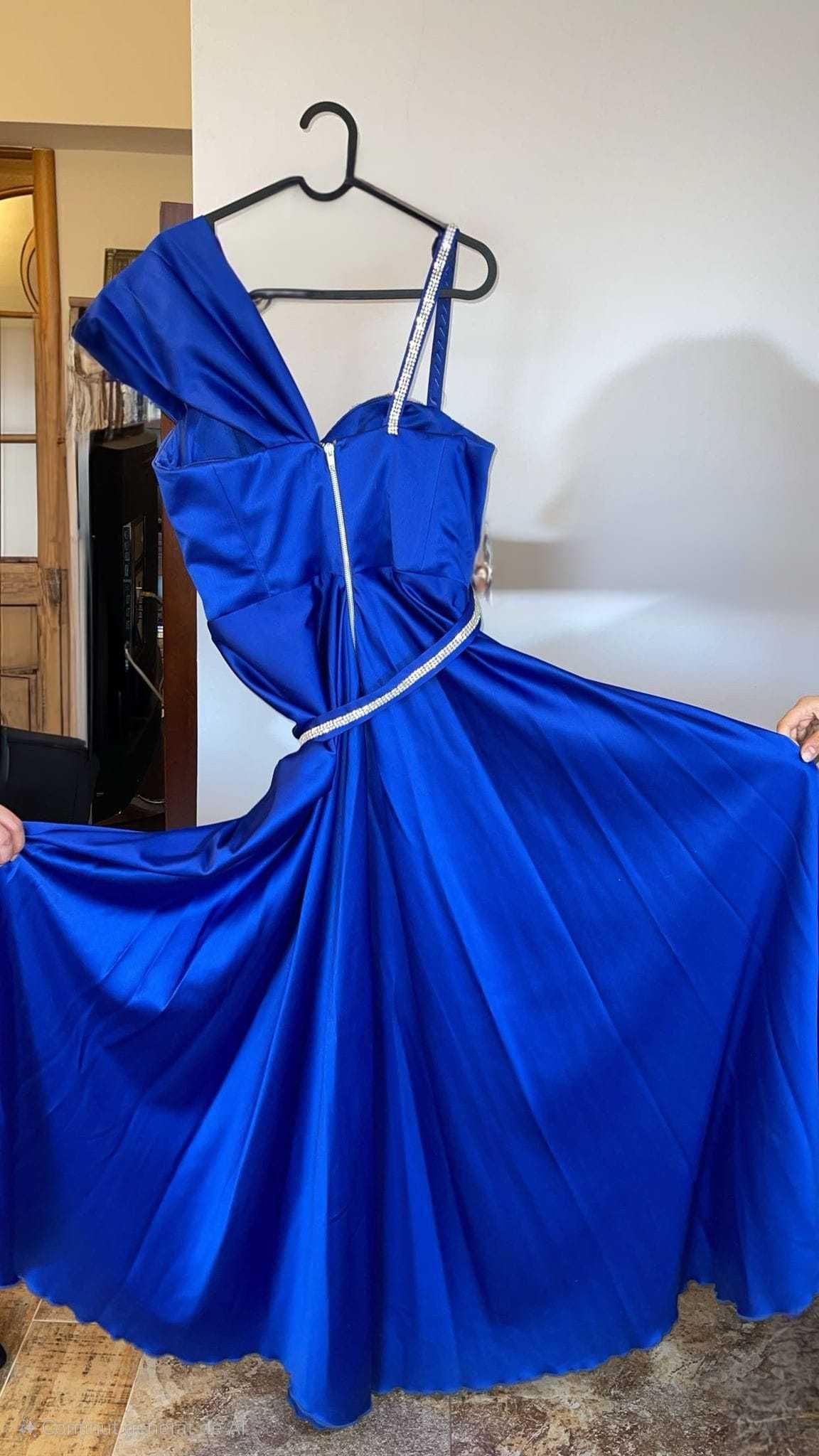Rochie de banchet albastră cu curea în talie