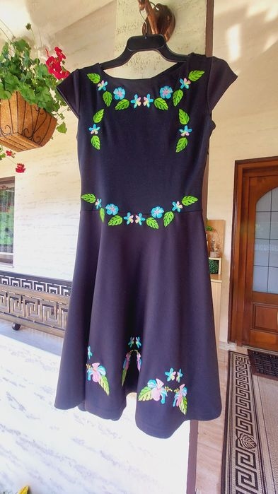 Rochie neagra cu broderie