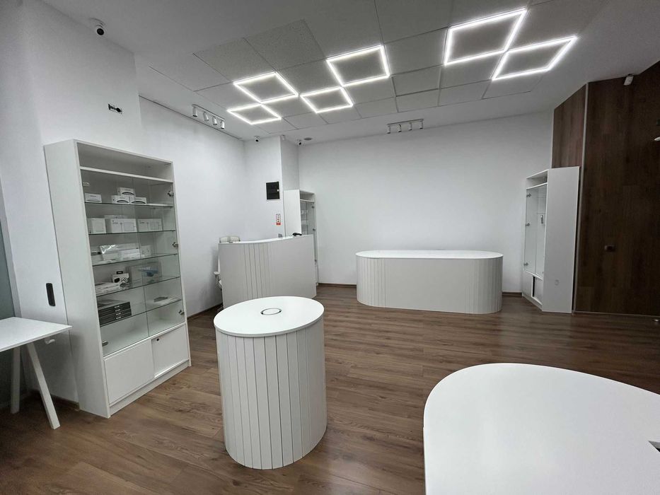 Mobilier Showroom Prod IT – Mese Expunere, Receptie, MDF Personalizat