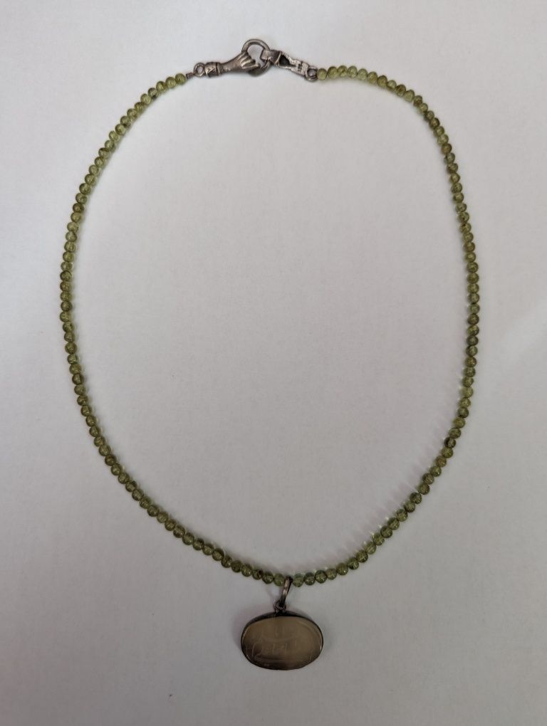 Vand colier peridot cu pandantiv gravat si inchizatoare hamsa