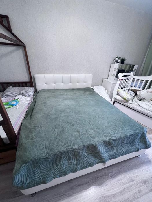 Двухспальная кровать с матрасом 160/200