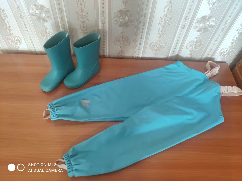 Детски гумен гащеризон 104 и ботушки 28 номер