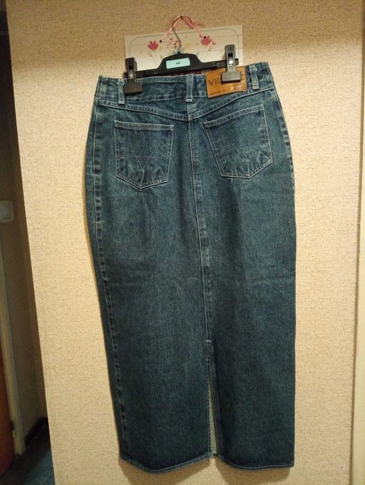 Fustă midi din denim – clasică și versatilă