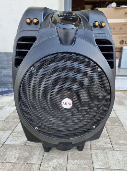 Boxa Akai ca nouă foarte puțin folosită