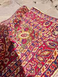 Красив персииски килим .