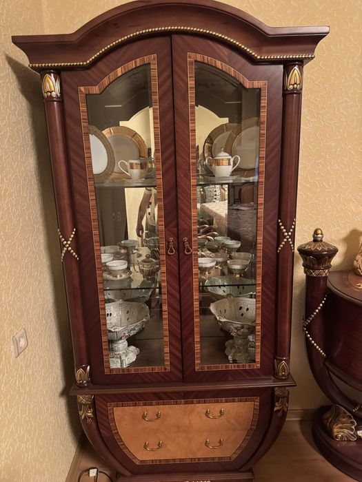 Продаю Италянский Мебел, серван, тумбик и мебельные часы.