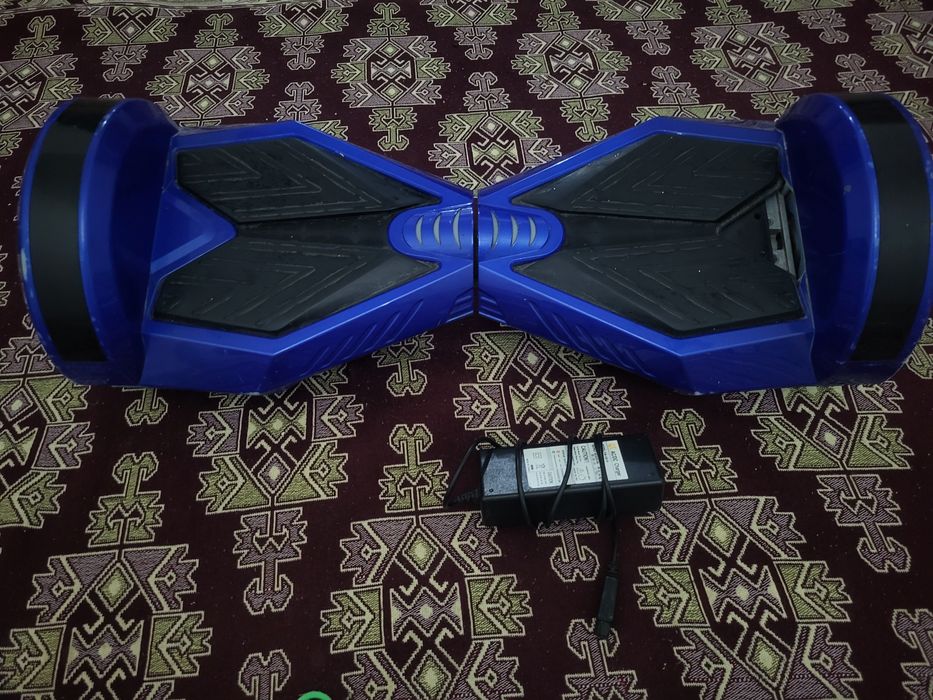 Продаю синий гироскутер в нормальном состоянии 


---

Продаю гироскут