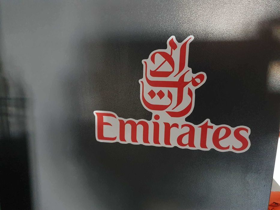 Sticker Emirates – Decorațiune pentru Pasionații de Aviație