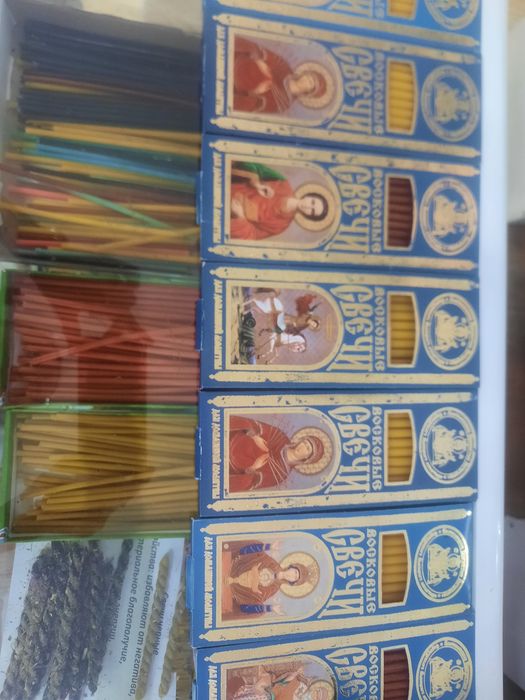 Свечи церковные в упаковках.