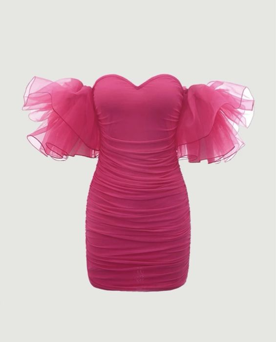Rochie scurta roz fucsia umeri goi si volane