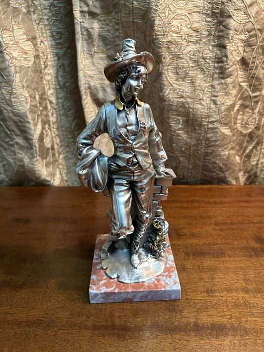 Îndragostiții, personaje realizate cu tabla de argint