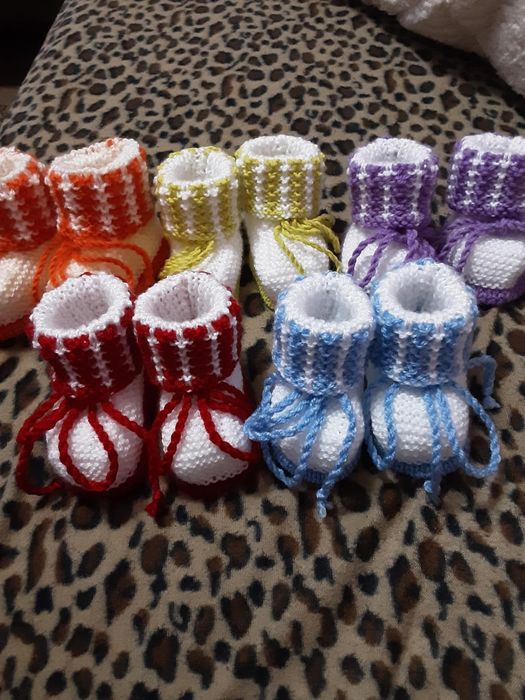 Бебешки ръчно изплетени терлички