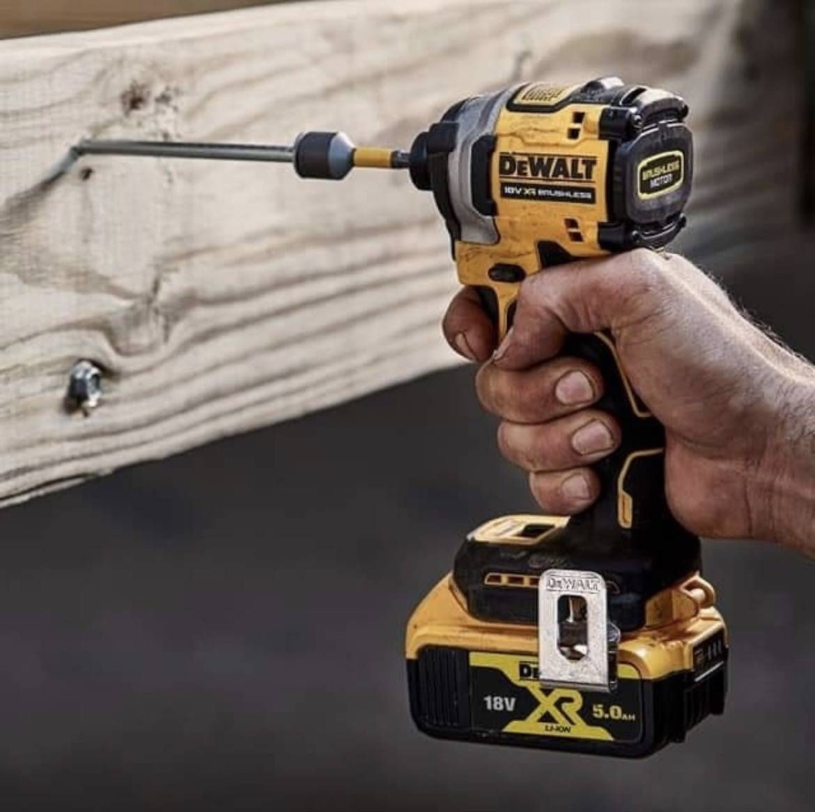 Акумулаторен Винтоверт DeWALT DCF850NT/18V Ударен, Безчетков с Куфар