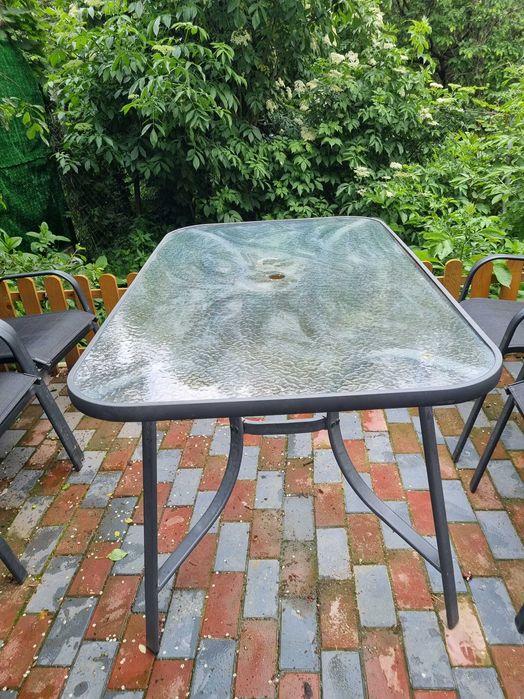 Masa de gradina din sticla.