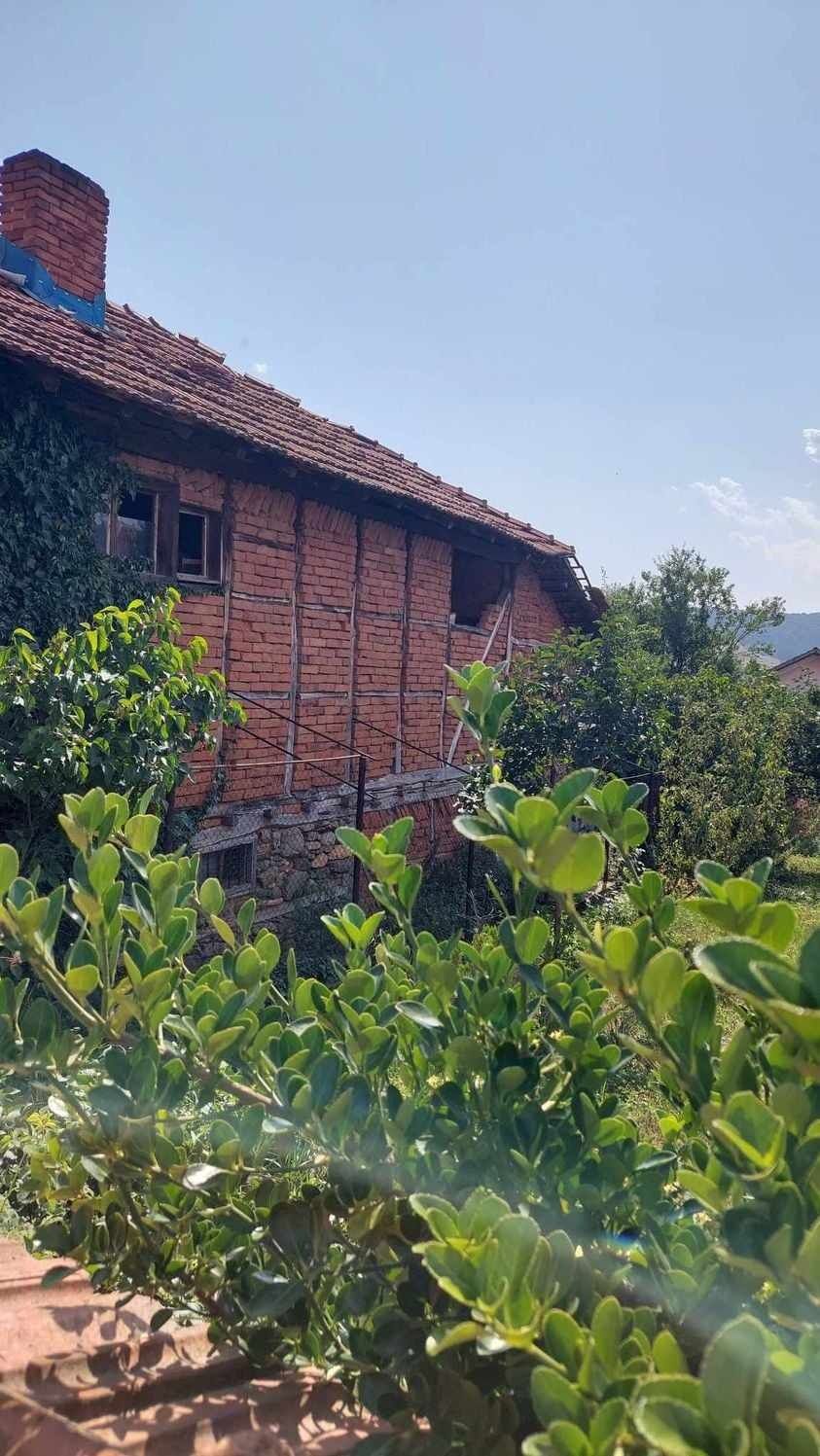 Имот с малка къща в село Чавдар