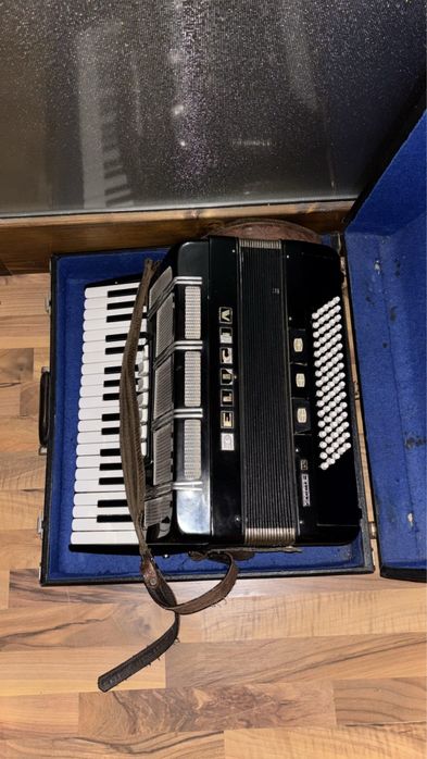 Acordeon Delicia, 80 basi, 7 registre clape, 3 registre basi