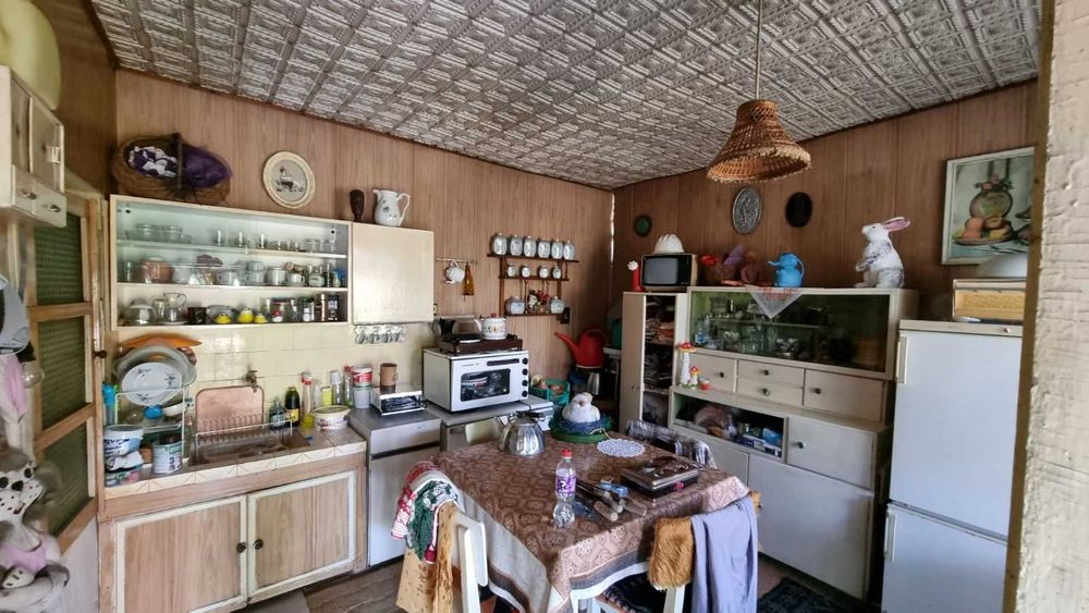 Къща с двор в село Комарево (Плевенско)