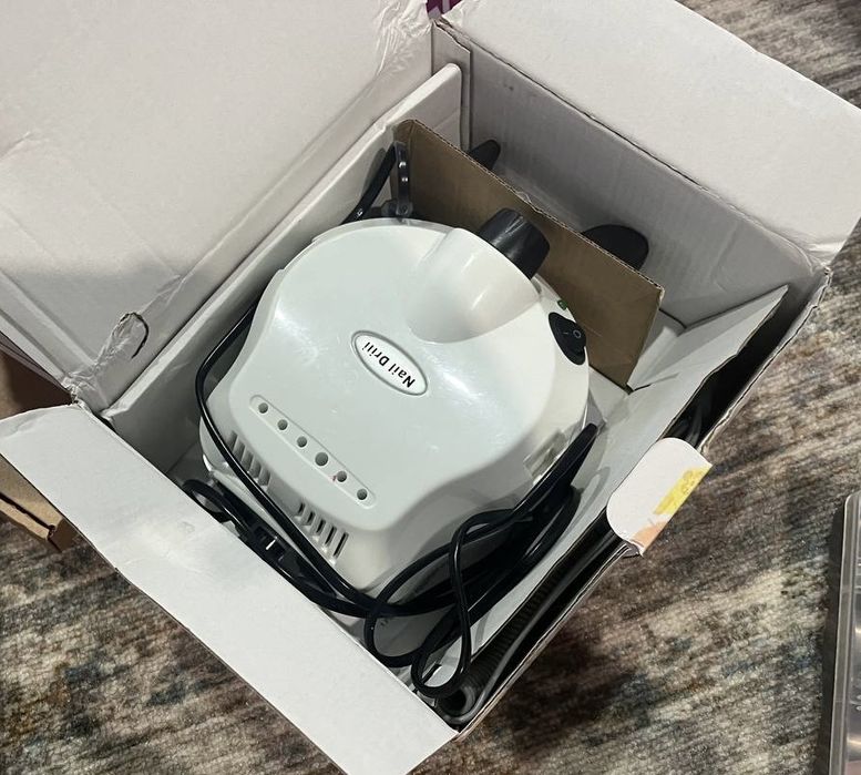 Вытяжка и аппарат для маникюра