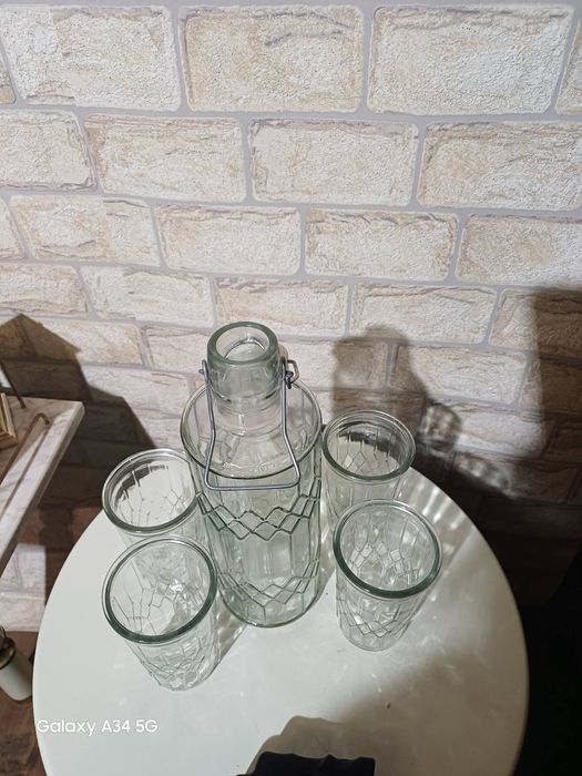 Странна Бутилка със чаши