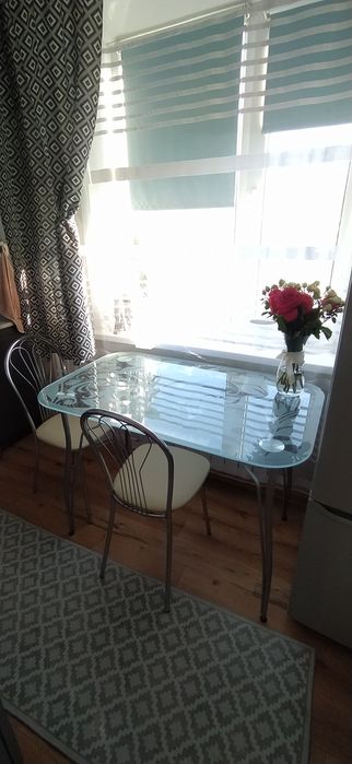 Продам стеклянный стол