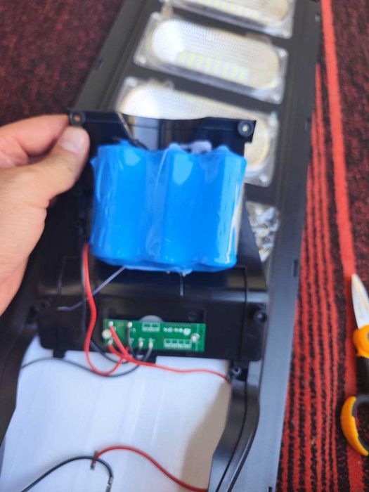 Quyosh nurlari bilan ishlovchi ko‘cha yoritgichlari RKU 100W/150W/200W