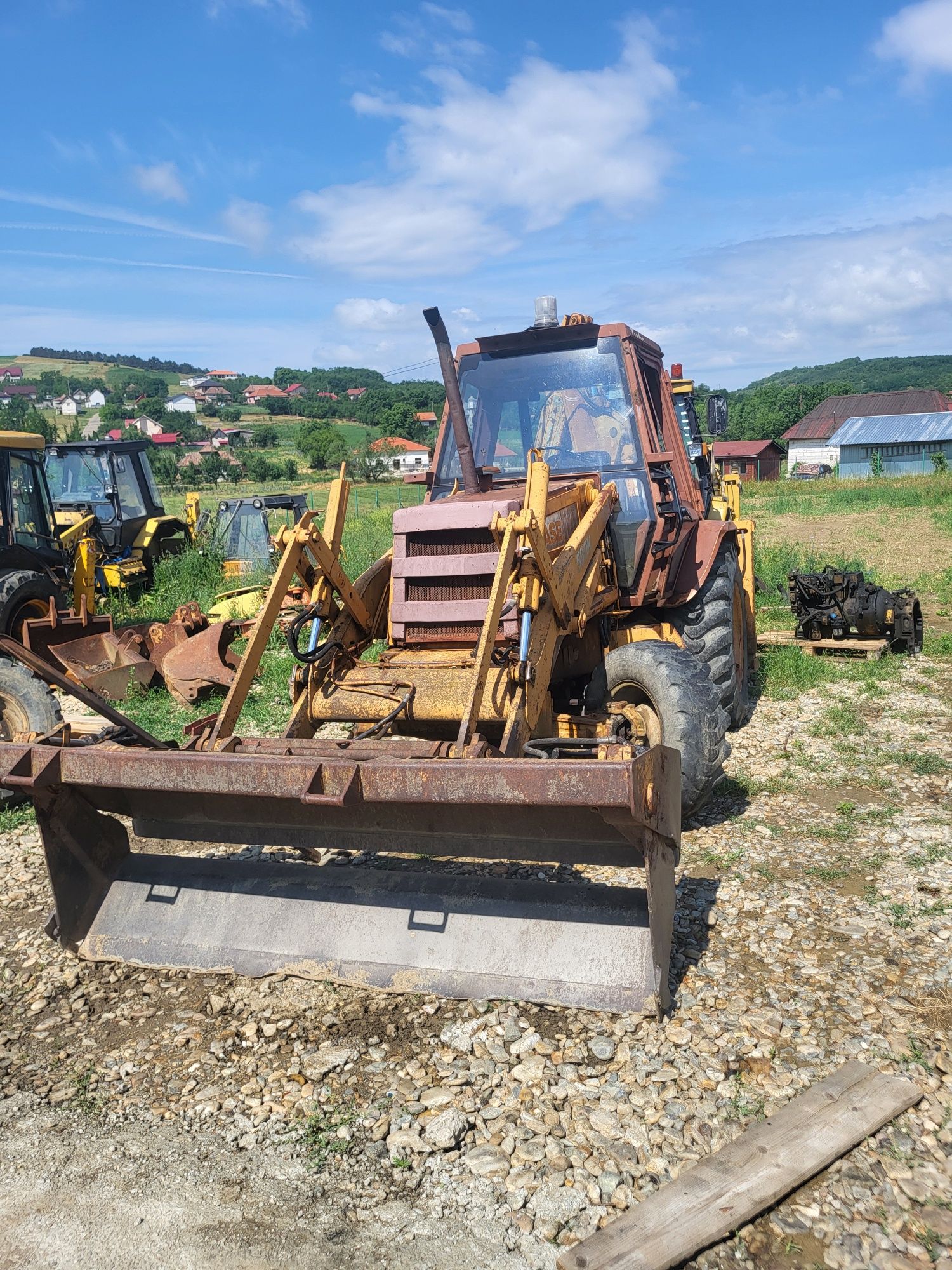 Dezmembrez buldoexcavator case 580 sk