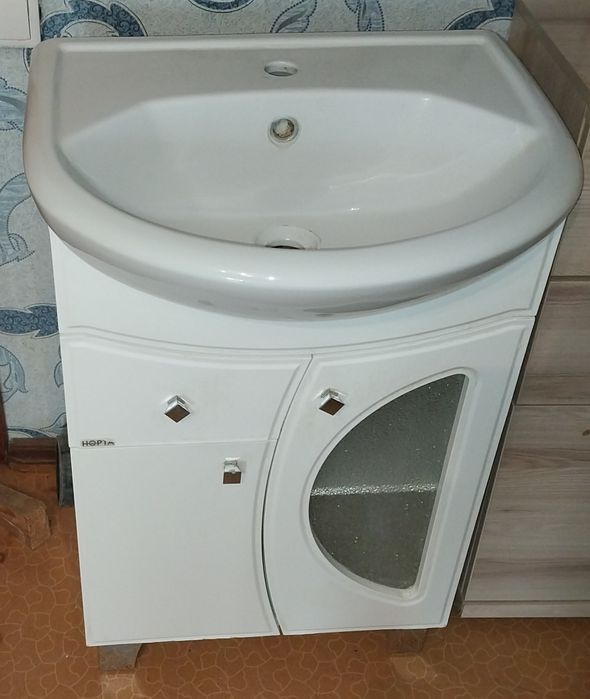 Продам тумбу с мойкой в ванну.