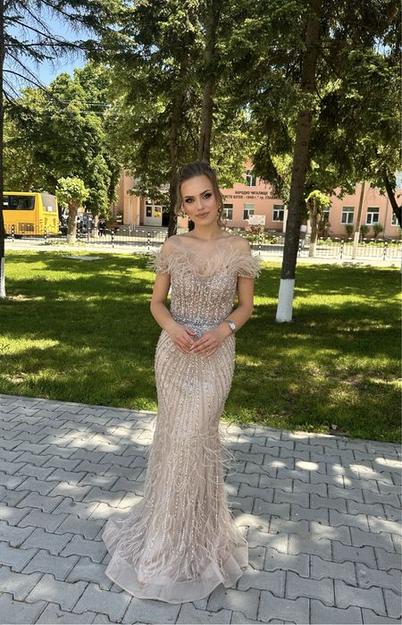 Продавам изящна бална рокля, носена само веднъж.