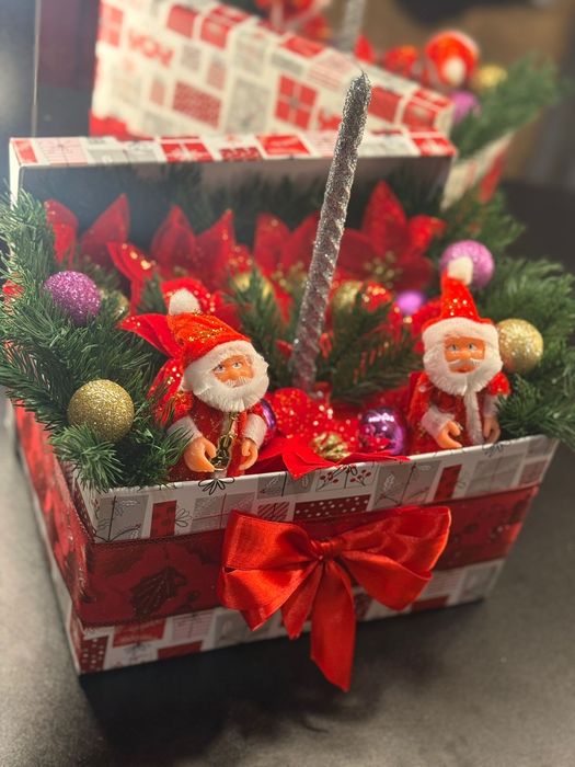 Cutie de Crăciun cu Moşuleți și lumânare