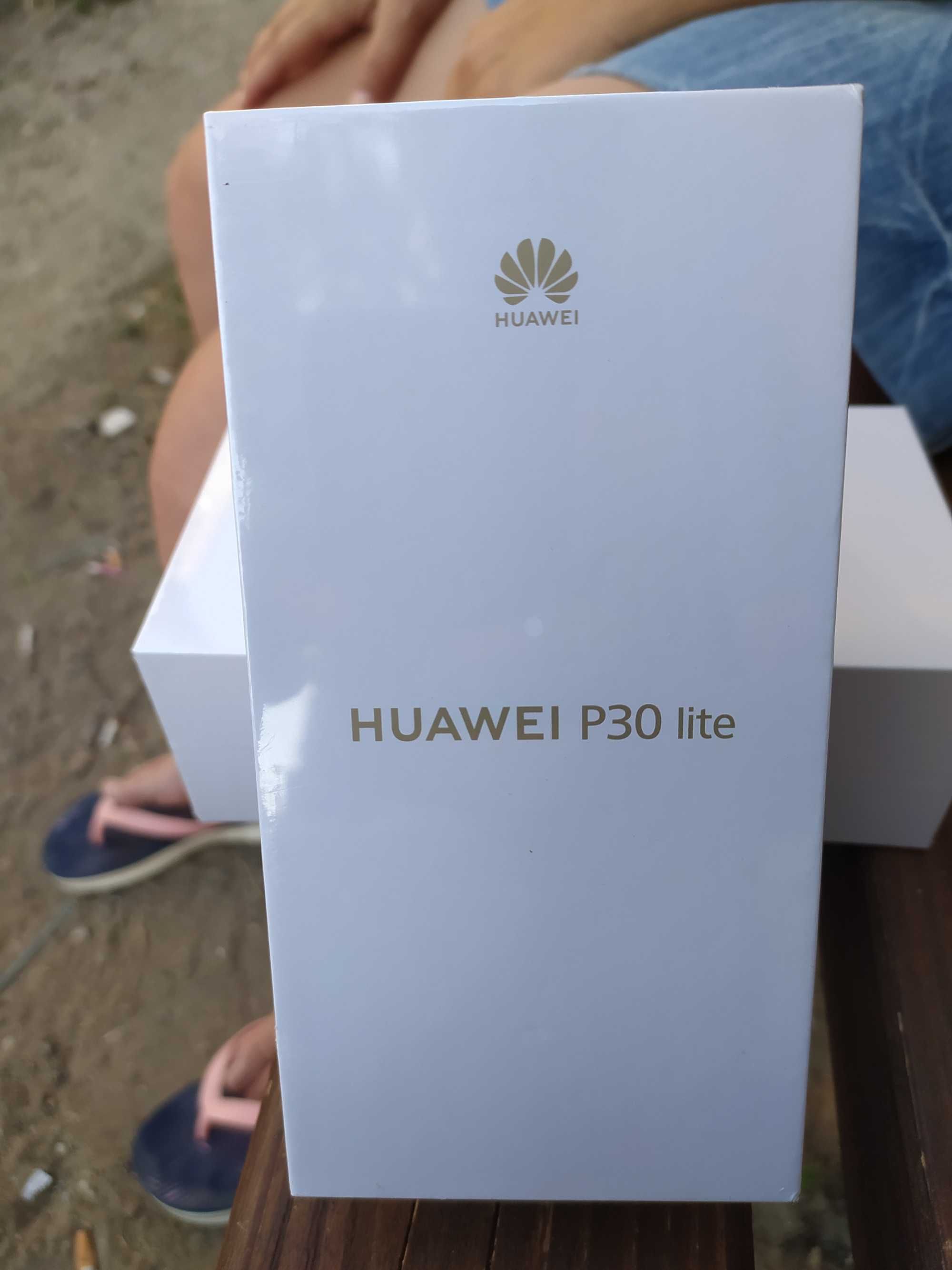 HUAWEI P30 LITE чисто нов