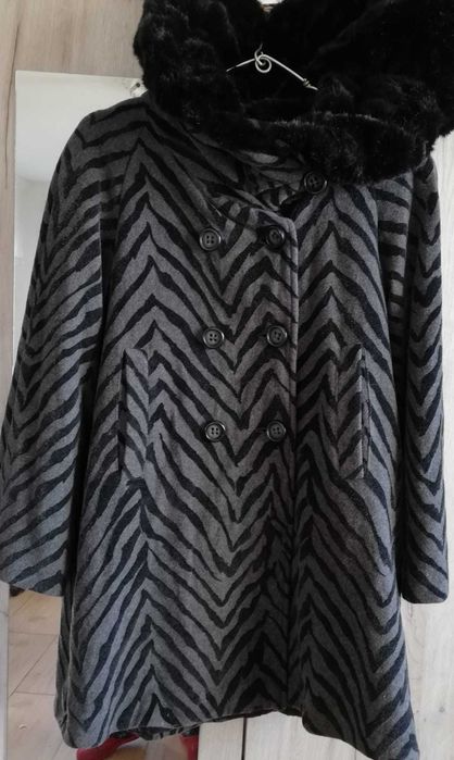 Haină elegantă cu glugă  Kello, mărimea 40,lungime 90 cm.