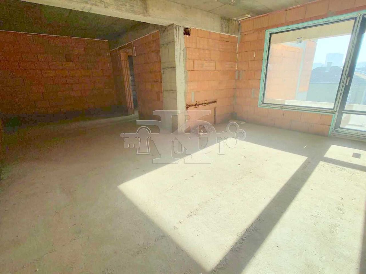 Продава се Двустаен апартамент в Добрич, Център - 85 кв.м за 974 €/кв.м - Снимка #2