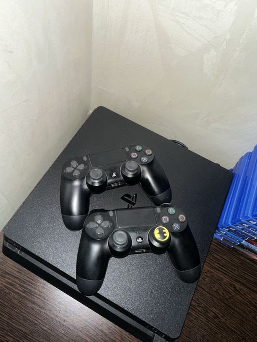 vand ps4 slim impecabil cu 17 jocuri si 2 manse