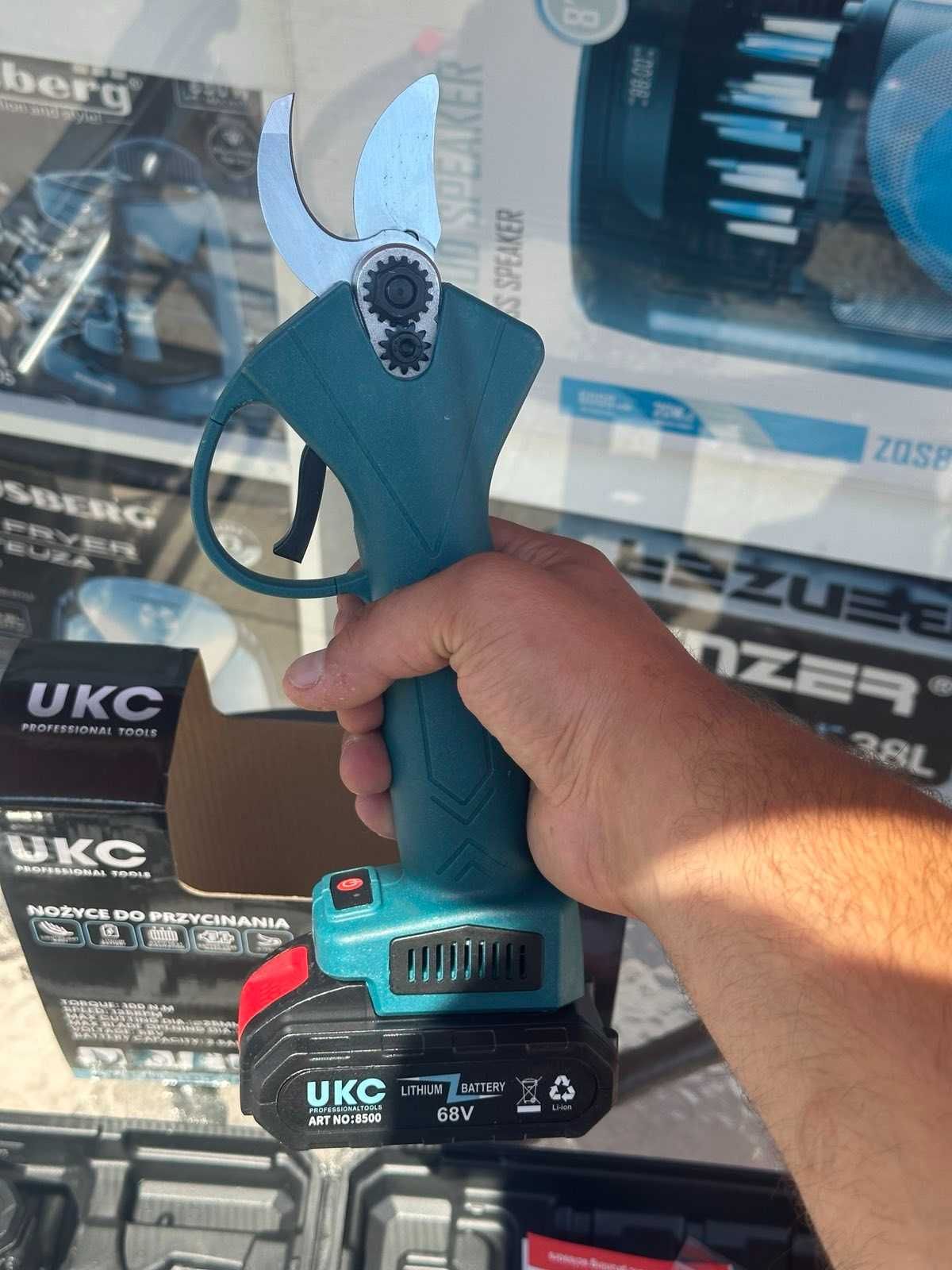 Акумулаторна ножица за клони UKC 8500 – 68V, 2 батерии