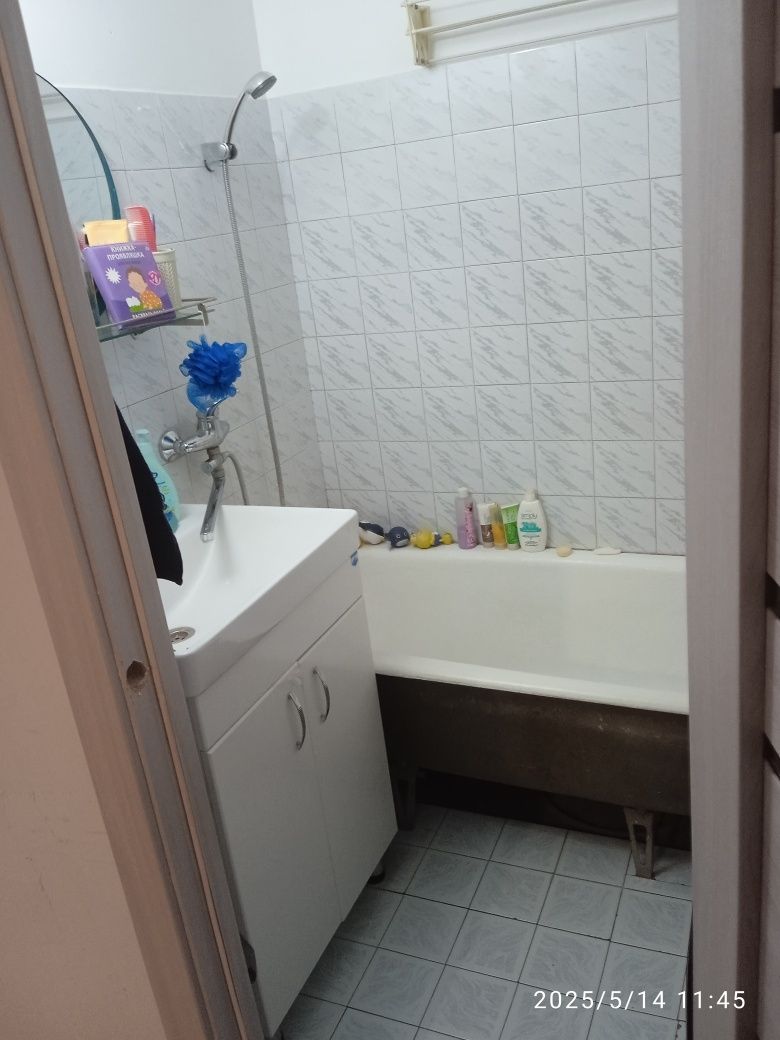 Продам 2 к кв ул.пл.8 мкр.  Торг есть..
