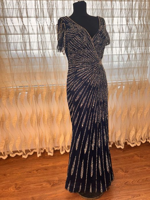 Един път носена тъмно синя светеща рокля