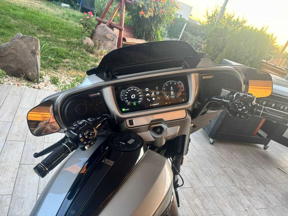 Harley Davidson STREET GLIDE CVO