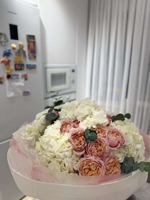 Свежие цветы гортензия, розы