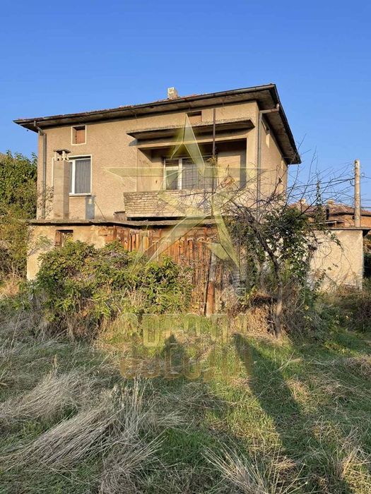 Двуетажна масивна къща за продажба – с. Йоаким Груево (на 11 км от Пл