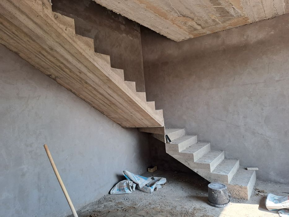 Кибрайский р-н!Про-ся 3-соток евродом каробка 7-комнат+подвал имеется