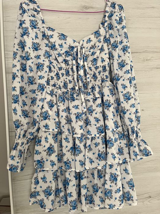 Флорална рокля в синьо и бяло